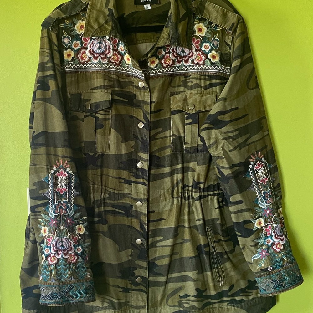 Johnny Was fine corduroy camo print jacket with embroidered detailing. Xl